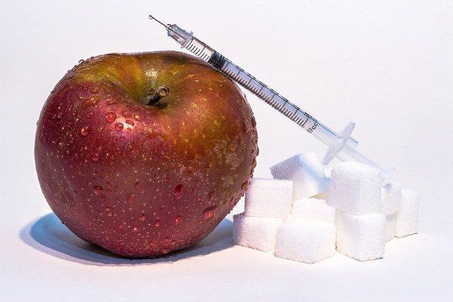 リンゴと角砂糖と注射器